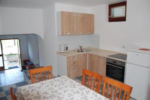 Kuchyňa alebo kuchynka v ubytovaní Apartmani Dragica-prizemlje