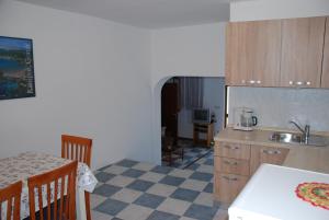 Kuchyňa alebo kuchynka v ubytovaní Apartmani Dragica-prizemlje