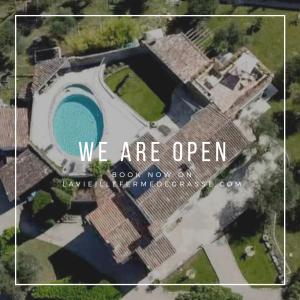 una vista aérea de una casa con piscina en La Vieille Ferme de Grasse, en Grasse