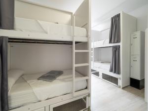Krevet ili kreveti na sprat u jedinici u okviru objekta El Hostel & CO
