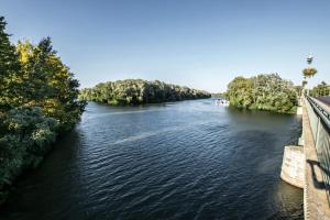 - Vistas al río desde un puente en Marika Vendégháza en Tokaj