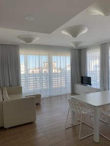 sala de estar con mesa blanca y sillas en Marina Verde Resort Official en Caorle
