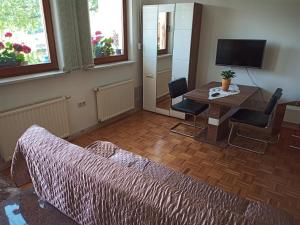 1 dormitorio con cama, escritorio y mesa en Dolenjska vila, en Žužemberk