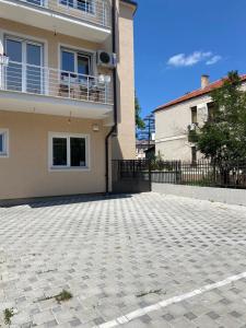 ein leerer Parkplatz vor einem Haus in der Unterkunft Anastazija Apartment in Ohrid