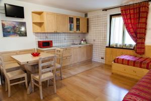 A kitchen or kitchenette at Villa Erika