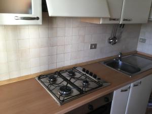 una cucina con piano cottura e lavandino di CASA BLU a Porto SantʼElpidio
