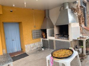 una cocina con horno y una mesa con pizza en Casa rural LAS TABLAS II en Riópar