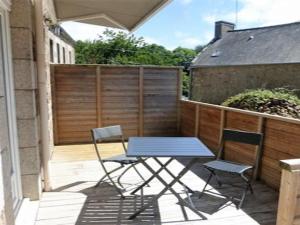 a table and two chairs on a balcony at Gite es Omnes in Pleurtuit