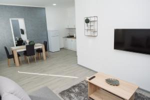 sala de estar con mesa y TV en D&D apartments, en Subotica
