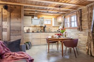 - une cuisine et une salle à manger avec une table et des chaises dans l'établissement Mountain Chalet 4 You, à Zermatt