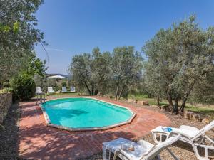 ein Bild eines Pools in einem Garten mit Stühlen in der Unterkunft Villa Il Noce in Pergine Valdarno