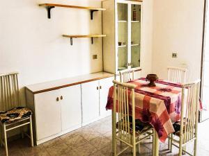 a kitchen with a table and a table and chairs at Appartamento a pochi passi dal mare in Villapiana