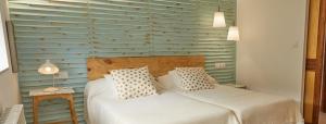 ein Schlafzimmer mit 2 Betten und einer blauen Wand in der Unterkunft Ático con maravillosas vistas in Viveiro