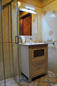 a bathroom with a sink and a mirror at LA FUENTE DE CABANILLAS in Cabanillas del Monte