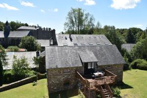 una vista aérea de una casa con techo en Gites in Le Neufbourg -Mortain en Le Neufbourg