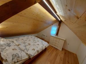 Кровать или кровати в номере Oldhouse Knezovo
