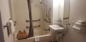 デスティンにあるMotel 6-Destin, FLのバスルーム(シャワー、シンク付) +23枚の写真