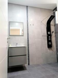 uma casa de banho com um lavatório e um chuveiro em Silver Seahorse Garden Retreat II na Consolação