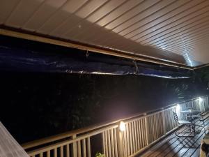 Balkón nebo terasa v ubytování Sweet Mini Dortoir sur notre terrasse couverte pour vos transits entre deux vols by Kohutahia Lodge, 7 min by car to airport and town + 3 fotografie