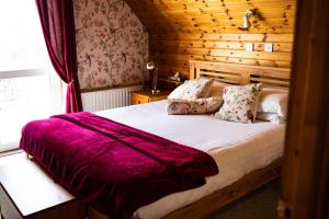 Un pat sau paturi într-o cameră la Half Door Cottage