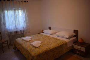 een slaapkamer met een bed met twee handdoeken erop bij Apartment Eni in Matulji