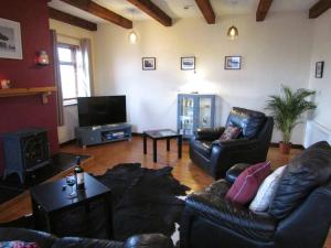 Un televizor și/sau centru de divertisment la Half Door Cottage