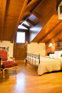 1 dormitorio con 2 camas, silla y ventana en Pension Anapli, en Nauplia