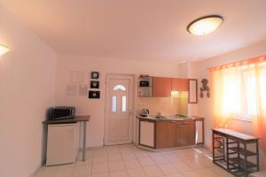 Kuchyň nebo kuchyňský kout v ubytování Apartments Coral, Klimno, island Krk