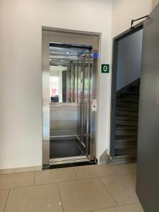 um elevador num edifício com uma escada em Hotel Windsor em Bruxelas