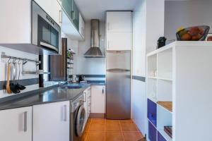 Kuchyň nebo kuchyňský kout v ubytování Apartamento Deluxe Terrace. Alameda