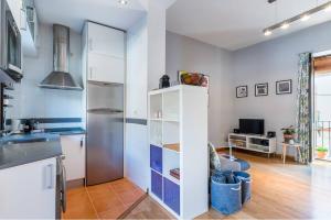 A kitchen or kitchenette at Apartamento Deluxe Terrace. Alameda