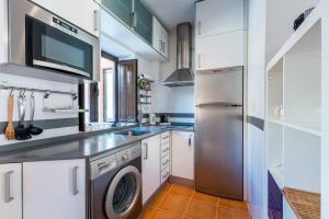 Kuchyň nebo kuchyňský kout v ubytování Apartamento Deluxe Terrace. Alameda