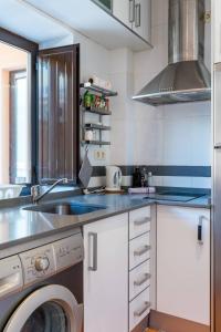 Kuchyň nebo kuchyňský kout v ubytování Apartamento Deluxe Terrace. Alameda