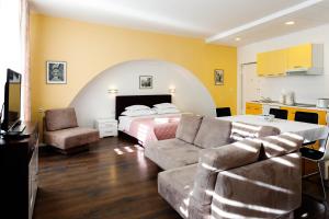 - un salon avec un lit et un canapé dans l'établissement Apartments Fortezza, à Split