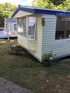 Zahrada ubytování THE VAN Thorness bay holiday park,Thorness cowes po31 8NJ