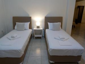 two beds sitting next to each other in a room at Maza House in Stavros