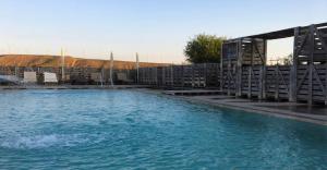 Bazén v ubytování Hotel Aire de Bardenas nebo v jeho okolí