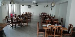 Pod Złotym Żaglem في كارفيا: غرفة مليئة بالطاولات والكراسي في مطعم