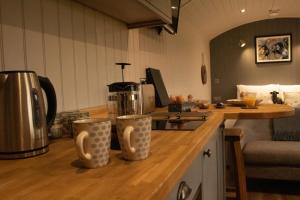Příslušenství pro přípravu čaje a kávy v ubytování Springwood Shepherd Huts Glamping York