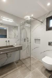 bagno con doccia, lavandino e servizi igienici di ISALOS GERAKiNi a Yerakiní