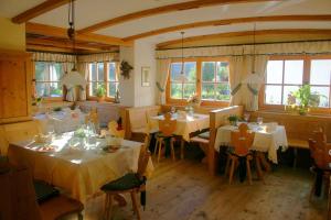 Restoran või mõni muu söögikoht majutusasutuses Hotel Mooserhof