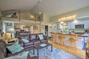 Η κουζίνα ή μικρή κουζίνα στο White Mountains Home with Hot Tub - Walk to Town!