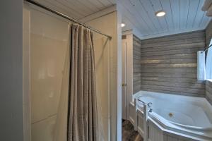 Ένα μπάνιο στο White Mountains Home with Hot Tub - Walk to Town! +29 φωτογραφίες