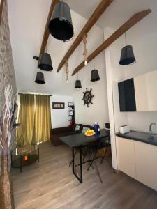 cocina y sala de estar con luces colgantes negras en BuenaVista in Los Cristianos, en Arona