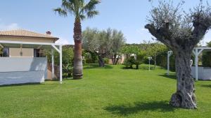 A garden outside Torre dei Mori Boutique Rooms B&B
