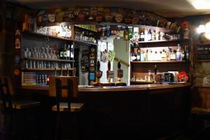 un bar con un montón de botellas de alcohol en The Benett Arms en Shaftesbury
