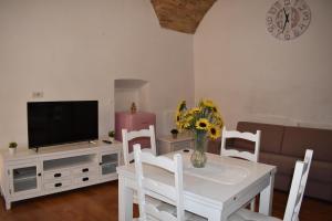 Televízia a/alebo spoločenská miestnosť v ubytovaní Borgo San Sisto Apartment