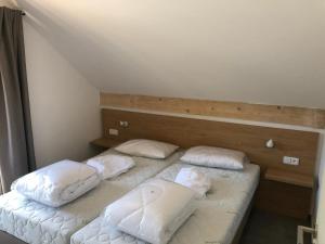 מיטה או מיטות בחדר ב-Moldau Park Nová Pec Lipno