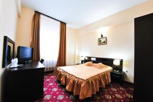 Un pat sau paturi într-o cameră la Hotel Magic GT Trivale