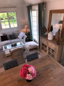 a living room with a table and a couch at Les terrasses ensoleillées de Carteret in Barneville-Carteret